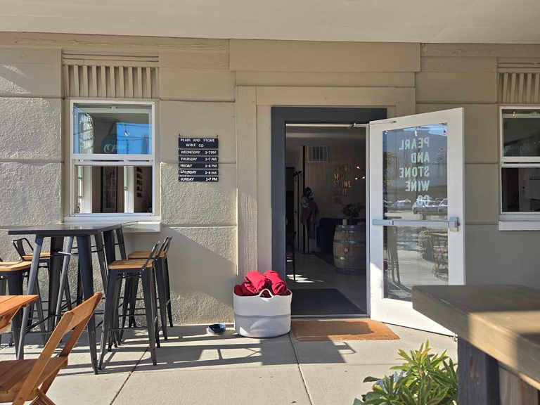 Pearl and Stone Wine Co. in North Bend, WA - entrance