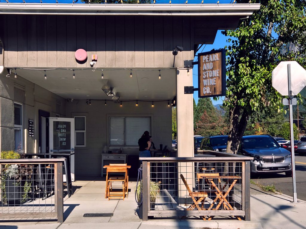 Pearl and Stone Wine Co. in North Bend, WA - entrance
